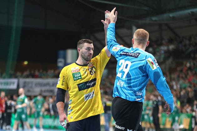 Handball DAIKIN HBL, SC DHfK Leipzig Rhein Neckar Löwen 27 12 2025 Jannik Kohlbacher 80, Rhein Neckar Löwen claps with goalkeeper David Späth 29, Rhein Neckar Löwen Handball, DAIKIN HBL, 1 Bundesliga, Season 2025 2026, 19 Matchday SC DHfK Leipzig vs Rhein Neckar Löwen on 27 12 2025 at Quarterback Immobilien Arena Leipzig Copyright: xBEAUTIFULxSPORTS JanxKaeferx