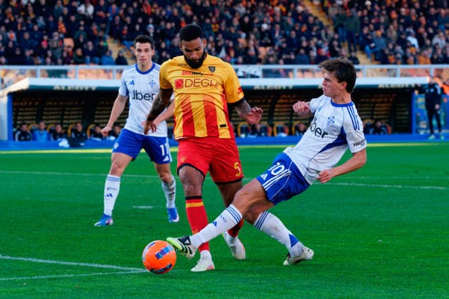 Nico Paz of Como 1907 in action against Jamil Siebert of US Lecce during US Lecce vs Como 1907, Italian soccer Serie A match in Lecce, Italy, December 27 2025  Copyright: xEmmanuelexMastrodonato IPAxSportx xipa-agency.netx xx IPA_69505812 IPA_Agency_IPA69505812
