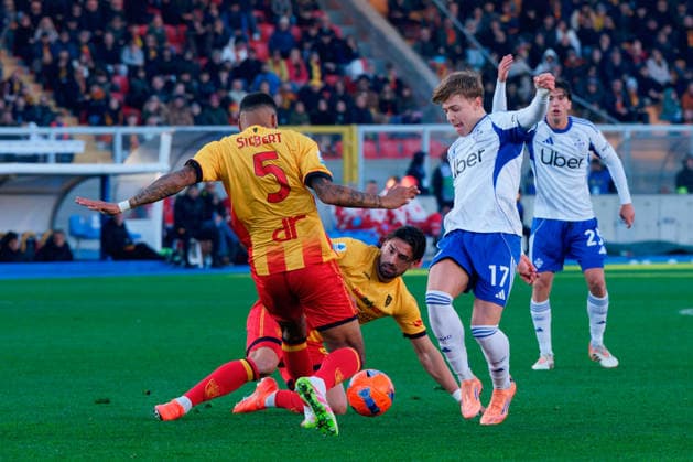 Jesus Rodriguez of Como 1907 in action against Santiago Pierotti of US Lecce and Jamil Siebert of US Lecce during US Lecce vs Como 1907, Italian soccer Serie A match in Lecce, Italy, December 27 2025  Copyright: xEmmanuelexMastrodonato IPAxSportx xipa-agency.netx xx IPA_69505828 IPA_Agency_IPA69505828