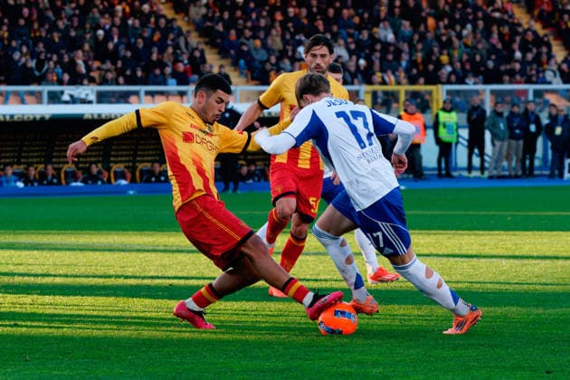 Jesus Rodriguez of Como 1907 in action against Danilo Veiga of US Lecce during US Lecce vs Como 1907, Italian soccer Serie A match in Lecce, Italy, December 27 2025  Copyright: xEmmanuelexMastrodonato IPAxSportx xipa-agency.netx xx IPA_69505844 IPA_Agency_IPA69505844