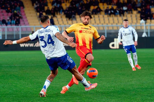 Diego Carlos of Como 1907 in action against Santiago Pierotti of US Lecce during US Lecce vs Como 1907, Italian soccer Serie A match in Lecce, Italy, December 27 2025  Copyright: xEmmanuelexMastrodonato IPAxSportx xipa-agency.netx xx IPA_69505870 IPA_Agency_IPA69505870