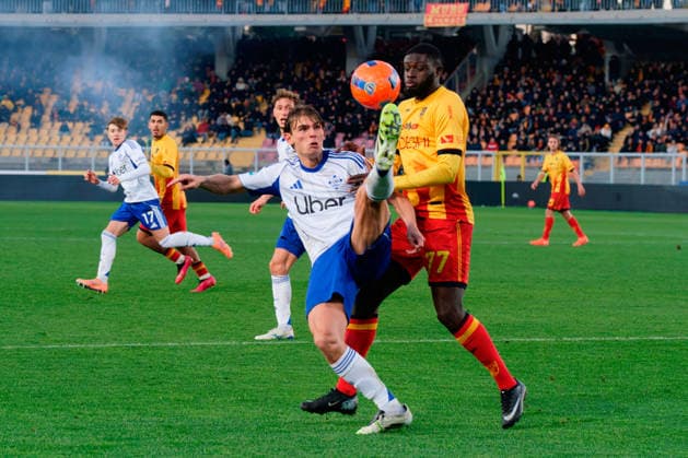 Nico Paz of Como 1907 in action against Mohamed Kaba of US Lecce during US Lecce vs Como 1907, Italian soccer Serie A match in Lecce, Italy, December 27 2025  Copyright: xEmmanuelexMastrodonato IPAxSportx xipa-agency.netx xx IPA_69505873 IPA_Agency_IPA69505873