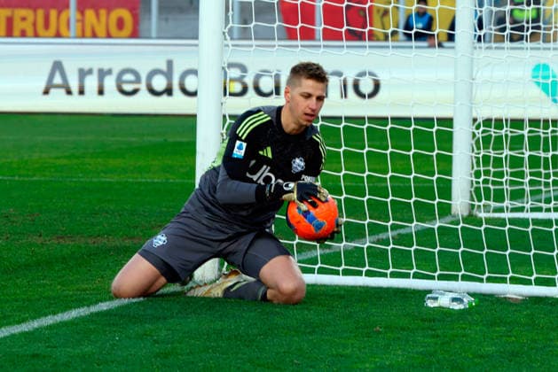 Jean Butez of Como 1907 during US Lecce vs Como 1907, Italian soccer Serie A match in Lecce, Italy, December 27 2025  Copyright: xEmmanuelexMastrodonato IPAxSportx xipa-agency.netx xx IPA_69505874 IPA_Agency_IPA69505874