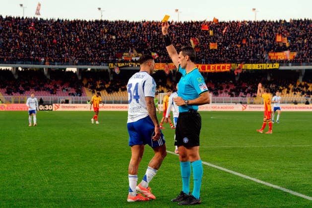 Diego Carlos of Como 1907 receives a yellow card during US Lecce vs Como 1907, Italian soccer Serie A match in Lecce, Italy, December 27 2025  Copyright: xEmmanuelexMastrodonato IPAxSportx xipa-agency.netx xx IPA_69505875 IPA_Agency_IPA69505875