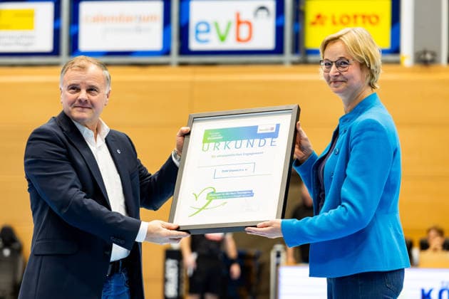 27 12 2025, GER, Handball, Men, Season 25 26, Daikin 1 Bl, 19 Matchday, ThSV Eisenach SC Magdeburg Shpetim Alaj ThSV Eisenach, President receives from Katja Wolf Thuringian Minister of Finance, BSW a certificate for honorary commitment 99817 Eisenach Werner Assmann Halle Am Sportp Thueringen Germany
