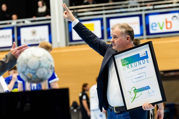 27 12 2025, GER, Handball, Men, Season 25 26, Daikin 1 Bl, 19 Matchday, ThSV Eisenach SC Magdeburg Shpetim Alaj ThSV Eisenach, President receives from Katja Wolf Thuringian Minister of Finance, BSW a certificate for honorary commitment 99817 Eisenach Werner Assmann Halle Am Sportp Thueringen Germany