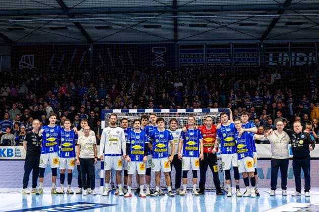 27 12 2025, GER, Handball, Men, Season 25 26, Daikin 1 Bl, 19 Matchday, ThSV Eisenach SC Magdeburg Team picture for the Sponsor of the Day Colas Rail 99817 Eisenach Werner Assmann Halle Am Sportp Thueringen Germany