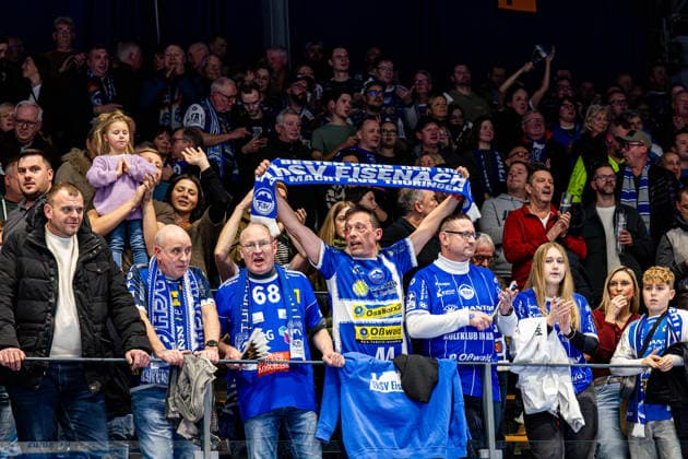 27 12 2025, GER, Handball, Men, Season 25 26, Daikin 1 Bl, 19 Matchday, ThSV Eisenach SC Magdeburg Feature Impression shows the fans of ThSV Eisenach clapping with a fan scarf on the tribune 99817 Eisenach Werner Assmann Halle Am Sportp Thueringen Germany