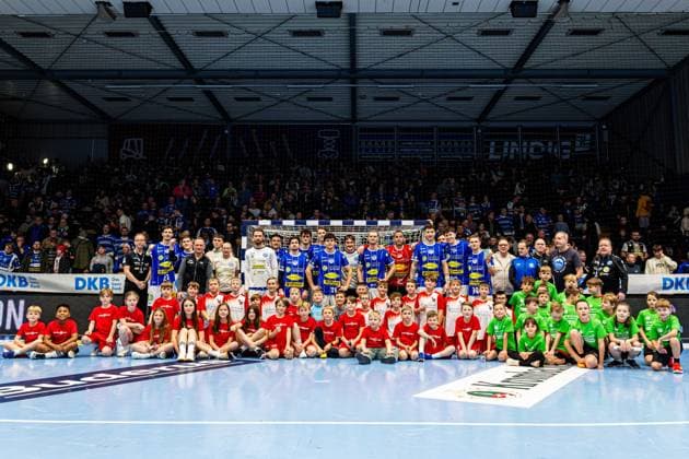 27 12 2025, GER, Handball, Men, Season 25 26, Daikin 1 Bl, 19 Matchday, ThSV Eisenach SC Magdeburg Team picture Group picture Team picture for the Sponsor of the Day Colas Rail and together with the run-in children 99817 Eisenach Werner Assmann Halle Am Sportp Thueringen Germany