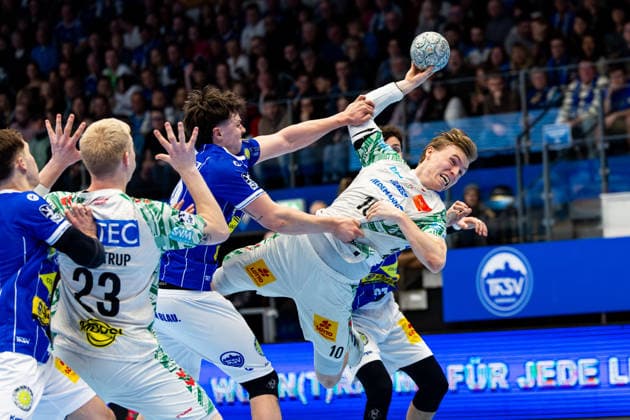27 12 2025, GER, Handball, Men, Season 25 26, Daikin 1 Bl, 19 Matchday, ThSV Eisenach SC Magdeburg Tillman Leu ThSV Eisenach,99 , Gisli Thorheir Kristjansson SC Magdeburg 99817 Eisenach Werner Assmann Halle Am Sportp Thueringen Germany