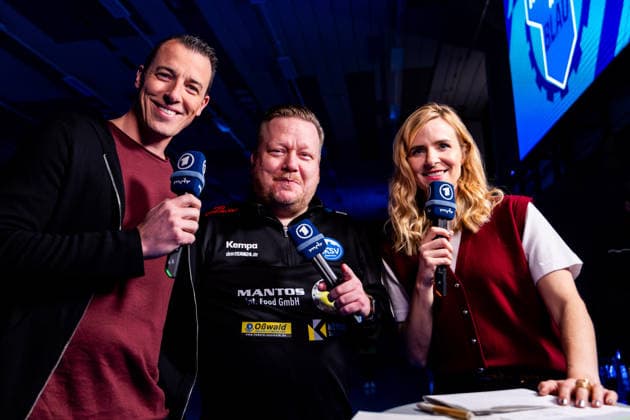 27 12 2025, GER, Handball, Men, Season 25 26, Daikin 1 Bl, 19 Matchday, ThSV Eisenach SC Magdeburg Rene Witte Managing Director Manager ThSV Eisenach in an interview with MDR ARD, Group picture together with Dominik Klein and Stephanie Mueller Spirra 99817 Eisenach Werner Assmann Halle Am Sportp Thueringen Germany