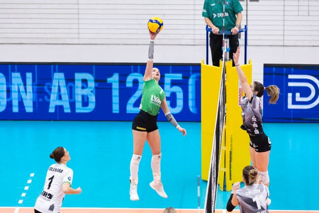 1 Volleyball Bundesliga Women Schwarz Weiss Erfurt vs USC Münster Erfurt 27 12 2025 Elena Kömmling 7 USC Münster vs Emilie Respaut 5 Schwarz Weiss Erfurt 1 Volleyball Bundesliga Women Schwarz Weiss Erfurt vs USC Münster Riethsporthalle Erfurt 27 12 2025 Copyright: xBEAUTIFULxSPORTS Duehringx