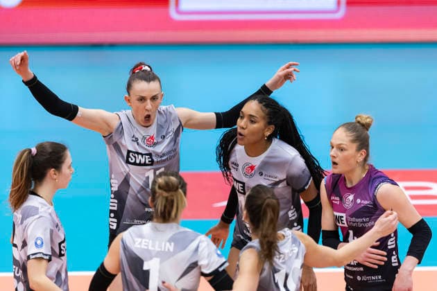 1 Volleyball Bundesliga Women Schwarz Weiss Erfurt vs USC Münster Erfurt 27 12 2025 from left, Emilie Respaut 5 Schwarz Weiss Erfurt , Isabel Kova i 11 Schwarz Weiss Erfurt , Alianza Darley 14 Schwarz Weiss Erfurt and Lotte Goertz 4 Schwarz Weiss Erfurt 1 Volleyball Bundesliga Women Schwarz Weiss Erfurt vs USC Münster Riethsporthalle Erfurt 27 12 2025 Copyright: xBEAUTIFULxSPORTS Duehringx