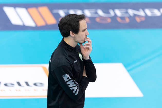 1 Volleyball Bundesliga Women Schwarz Weiss Erfurt vs USC Münster Erfurt 27 12 2025 Matthias Pack Coach USC Münster 1 Volleyball Bundesliga Women Schwarz Weiss Erfurt vs USC Münster Riethsporthalle Erfurt 27 12 2025 Copyright: xBEAUTIFULxSPORTS Duehringx