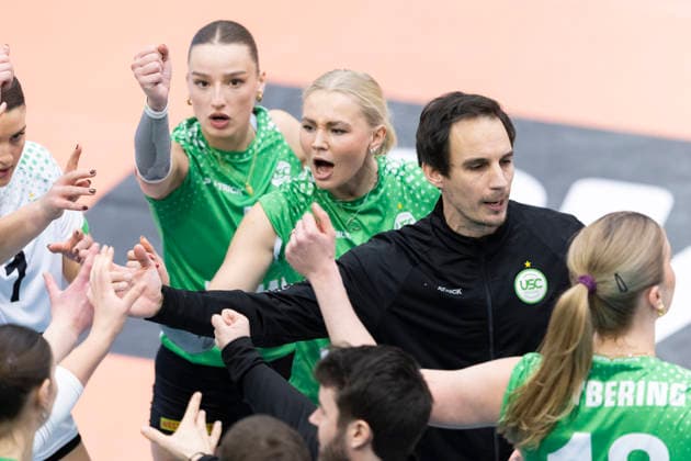 1 Volleyball Bundesliga Women Schwarz Weiss Erfurt vs USC Münster Erfurt 27 12 2025 Matthias Pack Coach USC Münster Center and team 1 Volleyball Bundesliga Women Schwarz Weiss Erfurt vs USC Münster Riethsporthalle Erfurt 27 12 2025 Copyright: xBEAUTIFULxSPORTS Duehringx