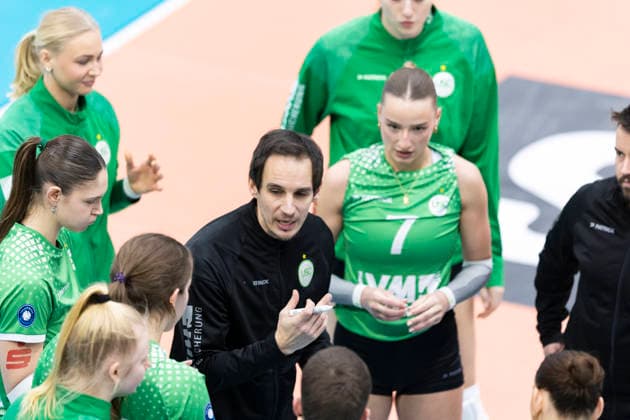 1 Volleyball Bundesliga Women Schwarz Weiss Erfurt vs USC Münster Erfurt 27 12 2025 Matthias Pack Coach USC Münster and team 1 Volleyball Bundesliga Women Schwarz Weiss Erfurt vs USC Münster Riethsporthalle Erfurt 27 12 2025 Copyright: xBEAUTIFULxSPORTS Duehringx