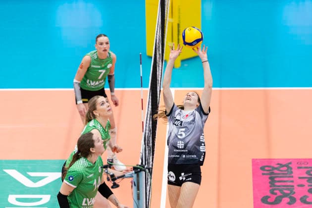 1 Volleyball Bundesliga Women Schwarz Weiss Erfurt vs USC Münster Erfurt 27 12 2025 Brianna Ford 14 USC Münster bottom , Diane Seybering 18 USC Münster center and Elena Kömmling 7 USC Münster back vs Emilie Respaut 5 Schwarz Weiss Erfurt 1 Volleyball Bundesliga Women Schwarz Weiss Erfurt vs USC Münster Riethsporthalle Erfurt 27 12 2025 Copyright: xBEAUTIFULxSPORTS Duehringx