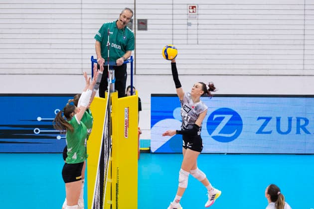 1 Volleyball Bundesliga Women Schwarz Weiss Erfurt vs USC Münster Erfurt 27 12 2025 Isabel Kova i 11 Schwarz Weiss Erfurt vs Esther Spöler 3 USC Münster in front and Elena Kömmling 7 USC Münster behind 1 Volleyball Bundesliga Women Schwarz Weiss Erfurt vs USC Münster Riethsporthalle Erfurt 27 12 2025 Copyright: xBEAUTIFULxSPORTS Duehringx