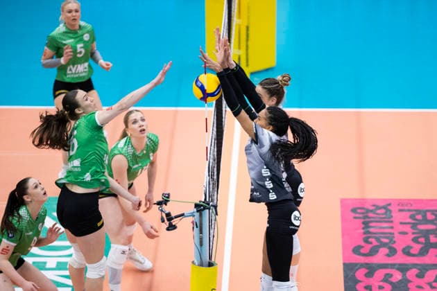 1 Volleyball Bundesliga Women Schwarz Weiss Erfurt vs USC Münster Erfurt 27 12 2025 Lena Schultze 16 USC Münster vs Alianza Darley 14 Schwarz Weiss Erfurt in front and Alina Zellin 1 Schwarz Weiss Erfurt behind 1 Volleyball Bundesliga Women Schwarz Weiss Erfurt vs USC Münster Riethsporthalle Erfurt 27 12 2025 Copyright: xBEAUTIFULxSPORTS Duehringx