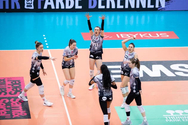 1 Volleyball Bundesliga Women Schwarz Weiss Erfurt vs USC Münster Erfurt 27 12 2025 Cheers, Schwarz Weiss Erfurt 1 Volleyball Bundesliga Women Schwarz Weiss Erfurt vs USC Münster Riethsporthalle Erfurt 27 12 2025 Copyright: xBEAUTIFULxSPORTS Duehringx