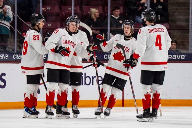December 27, 2025, Minneapolis, Mn, Canada: Canada s Cole Reschny (21) celebrates his goal with teammates during second period IIHF World Junior Championship hockey action against Latvia, in Minneapolis, Saturday, Dec. 27, 2025. Canada News - December 27, 2025  - ZUMAc35_ 20251227_zaf_c35_099 Copyright: xChristopherxKatsarovx