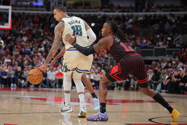 CHICAGO, IL - DECEMBER 27: Ayo Dosunmu 11 of the Chicago Bulls guards Kyle Kuzma 18 of the Milwaukee Bucks during the first half on December 27, 2025 at the United Center in Chicago, Illinois. (Photo by Melissa Tamez Icon Sportswire) NBA, Basketball Herren, USA DEC 27 Milwaukee Bucks at Chicago Bulls EDITORIAL USE ONLY Icon251227006