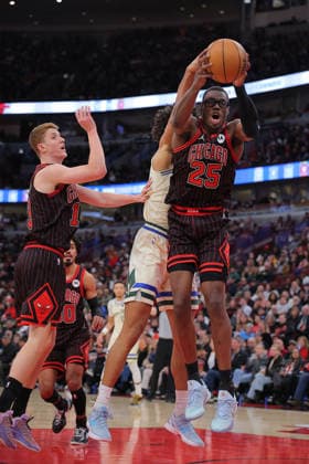 CHICAGO, IL - DECEMBER 27: Jalen Smith 25 of the Chicago Bulls grabs the rebound during the first half against the Milwaukee Bucks on December 27, 2025 at the United Center in Chicago, Illinois. (Photo by Melissa Tamez Icon Sportswire) NBA, Basketball Herren, USA DEC 27 Milwaukee Bucks at Chicago Bulls EDITORIAL USE ONLY Icon251227008