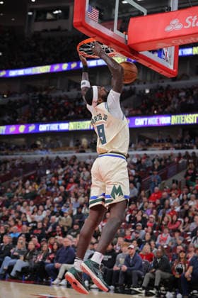 CHICAGO, IL - DECEMBER 27: Bobby Portis 9 of the Milwaukee Bucks slam dunks during the first half against the Chicago Bulls on December 27, 2025 at the United Center in Chicago, Illinois. (Photo by Melissa Tamez Icon Sportswire) NBA, Basketball Herren, USA DEC 27 Milwaukee Bucks at Chicago Bulls EDITORIAL USE ONLY Icon251227010