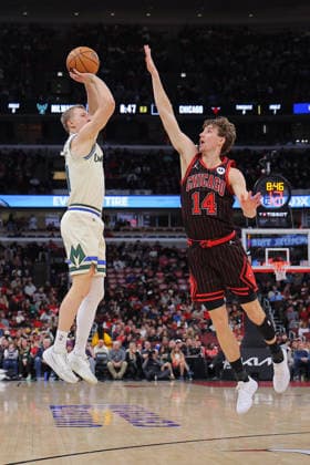 CHICAGO, IL - DECEMBER 27: AJ Green 20 of the Milwaukee Bucks shoots the ball over Matas Buzelis 14 of the Chicago Bulls during the first half on December 27, 2025 at the United Center in Chicago, Illinois. (Photo by Melissa Tamez Icon Sportswire) NBA, Basketball Herren, USA DEC 27 Milwaukee Bucks at Chicago Bulls EDITORIAL USE ONLY Icon251227011