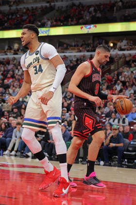 CHICAGO, IL - DECEMBER 27: Giannis Antetokounmpo 34 of the Milwaukee Bucks reacts after a slam dunk during the first half against the Chicago Bulls on December 27, 2025 at the United Center in Chicago, Illinois. (Photo by Melissa Tamez Icon Sportswire) NBA, Basketball Herren, USA DEC 27 Milwaukee Bucks at Chicago Bulls EDITORIAL USE ONLY Icon251227013