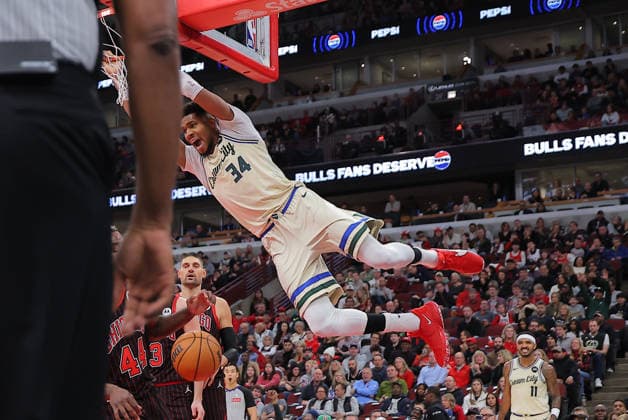 CHICAGO, IL - DECEMBER 27: Giannis Antetokounmpo 34 of the Milwaukee Bucks slam dunks during the first half against the Chicago Bulls on December 27, 2025 at the United Center in Chicago, Illinois. (Photo by Melissa Tamez Icon Sportswire) NBA, Basketball Herren, USA DEC 27 Milwaukee Bucks at Chicago Bulls EDITORIAL USE ONLY Icon251227014