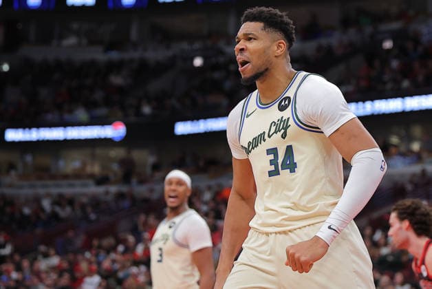 CHICAGO, IL - DECEMBER 27: Giannis Antetokounmpo 34 of the Milwaukee Bucks reacts after a slam dunk during the first half against the Chicago Bulls on December 27, 2025 at the United Center in Chicago, Illinois. (Photo by Melissa Tamez Icon Sportswire) NBA, Basketball Herren, USA DEC 27 Milwaukee Bucks at Chicago Bulls EDITORIAL USE ONLY Icon251227015
