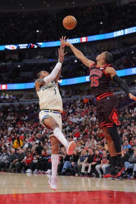 CHICAGO, IL - DECEMBER 27: Kevin Porter Jr. 7 of the Milwaukee Bucks shoots the ball over Isaac Okoro 35 of the Chicago Bulls during the first half on December 27, 2025 at the United Center in Chicago, Illinois. (Photo by Melissa Tamez Icon Sportswire) NBA, Basketball Herren, USA DEC 27 Milwaukee Bucks at Chicago Bulls EDITORIAL USE ONLY Icon251227016