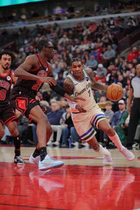 CHICAGO, IL - DECEMBER 27: Jalen Smith 25 of the Chicago Bulls guards Kevin Porter Jr. 7 of the Milwaukee Bucks during the first half on December 27, 2025 at the United Center in Chicago, Illinois. (Photo by Melissa Tamez Icon Sportswire) NBA, Basketball Herren, USA DEC 27 Milwaukee Bucks at Chicago Bulls EDITORIAL USE ONLY Icon251227017