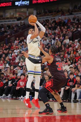 CHICAGO, IL - DECEMBER 27: Giannis Antetokounmpo 34 of the Milwaukee Bucks shoots the ball over Isaac Okoro 35 of the Chicago Bulls during the first half on December 27, 2025 at the United Center in Chicago, Illinois. (Photo by Melissa Tamez Icon Sportswire) NBA, Basketball Herren, USA DEC 27 Milwaukee Bucks at Chicago Bulls EDITORIAL USE ONLY Icon251227002