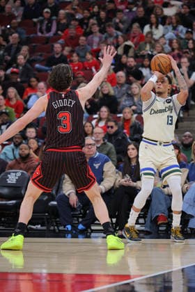 CHICAGO, IL - DECEMBER 27: Ryan Rollins 13 of the Milwaukee Bucks shoots a three-point basket over Josh Giddey 3 of the Chicago Bulls during the first half on December 27, 2025 at the United Center in Chicago, Illinois. (Photo by Melissa Tamez Icon Sportswire) NBA, Basketball Herren, USA DEC 27 Milwaukee Bucks at Chicago Bulls EDITORIAL USE ONLY Icon251227003