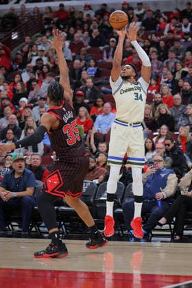 CHICAGO, IL - DECEMBER 27: Giannis Antetokounmpo 34 of the Milwaukee Bucks shoots a three-point basket over Isaac Okoro 35 of the Chicago Bulls during the first half on December 27, 2025 at the United Center in Chicago, Illinois. (Photo by Melissa Tamez Icon Sportswire) NBA, Basketball Herren, USA DEC 27 Milwaukee Bucks at Chicago Bulls EDITORIAL USE ONLY Icon251227005
