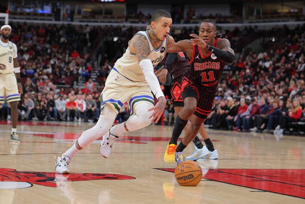 CHICAGO, IL - DECEMBER 27: Ayo Dosunmu 11 of the Chicago Bulls guards Kyle Kuzma 18 of the Milwaukee Bucks during the first half on December 27, 2025 at the United Center in Chicago, Illinois. (Photo by Melissa Tamez Icon Sportswire) NBA, Basketball Herren, USA DEC 27 Milwaukee Bucks at Chicago Bulls EDITORIAL USE ONLY Icon251227007