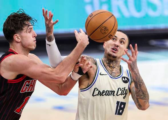 (251228) -- CHICAGO, Dec. 28, 2025 -- Kyle Kuzma (R) of Milwaukee Bucks battles for a rebound with Zach Collins of Chicago Bulls during NBA, Basketball Herren, USA regular season basketball game between Milwaukee Bucks and Chicago Bulls at United Center in Chicago, the United States, on Dec. 27, 2025. (Photo by Xinhua) (SP)U.S.-CHICAGO-BASKETBALL-NBA-BUCKS VS BULLS JoelxLerner 