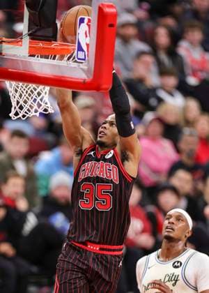 (251228) -- CHICAGO, Dec. 28, 2025 -- Isaac Okoro (L) of Chicago Bulls dunks during NBA, Basketball Herren, USA regular season basketball game between Milwaukee Bucks and Chicago Bulls at United Center in Chicago, the United States, on Dec. 27, 2025. (Photo by Xinhua) (SP)U.S.-CHICAGO-BASKETBALL-NBA-BUCKS VS BULLS JoelxLerner 