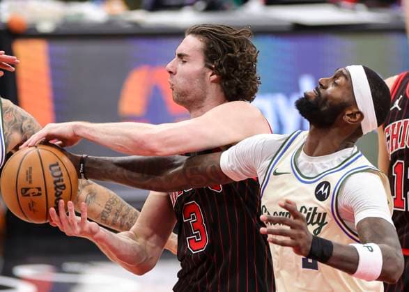 (251228) -- CHICAGO, Dec. 28, 2025 -- Josh Giddey (L) of Chicago Bulls vies with Bobby Portis of Milwaukee Bucks during NBA, Basketball Herren, USA regular season basketball game between Milwaukee Bucks and Chicago Bulls at United Center in Chicago, the United States, on Dec. 27, 2025. (Photo by Xinhua) (SP)U.S.-CHICAGO-BASKETBALL-NBA-BUCKS VS BULLS JoelxLerner 