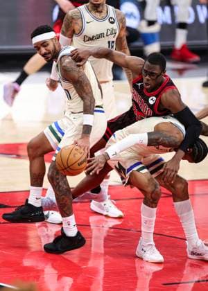 (251228) -- CHICAGO, Dec. 28, 2025 -- Jalen Smith (2nd R) of Chicago Bulls battles for a loose ball with Kevin Porter Jr. (1st R) and Gary Harris of Milwaukee Bucks during NBA, Basketball Herren, USA regular season basketball game between Milwaukee Bucks and Chicago Bulls at United Center in Chicago, the United States, on Dec. 27, 2025. (Photo by Xinhua) (SP)U.S.-CHICAGO-BASKETBALL-NBA-BUCKS VS BULLS JoelxLerner 