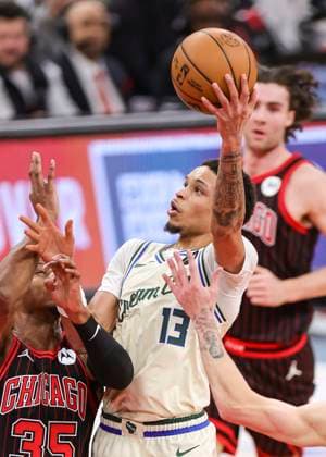 (251228) -- CHICAGO, Dec. 28, 2025 -- Ryan Rollins (front R) of Milwaukee Bucks goes for a lay-up during NBA, Basketball Herren, USA regular season basketball game between Milwaukee Bucks and Chicago Bulls at United Center in Chicago, the United States, on Dec. 27, 2025. (Photo by Xinhua) (SP)U.S.-CHICAGO-BASKETBALL-NBA-BUCKS VS BULLS JoelxLerner 