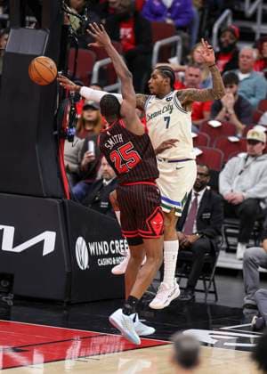 (251228) -- CHICAGO, Dec. 28, 2025 -- Kevin Porter Jr. (R) of Milwaukee Bucks passes the ball during NBA, Basketball Herren, USA regular season basketball game between Milwaukee Bucks and Chicago Bulls at United Center in Chicago, the United States, on Dec. 27, 2025. (Photo by Xinhua) (SP)U.S.-CHICAGO-BASKETBALL-NBA-BUCKS VS BULLS JoelxLerner 