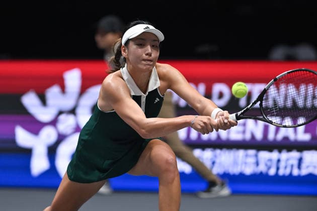 SHENZHEN, CHINA - DECEMBER 27: Wang Xinyu of China returns a shot in the Women s Singles match against Iga Swiatek of Poland on day 2 of the 2025 World Tennis Continental Cup at Shenzhen Universiade Center on December 27, 2025 in Shenzhen, Guangdong Province of China.  Copyright: xVCGx 111612196373