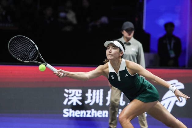 SHENZHEN, CHINA - DECEMBER 27: Wang Xinyu of China returns a shot in the Women s Singles match against Iga Swiatek of Poland on day 2 of the 2025 World Tennis Continental Cup at Shenzhen Universiade Center on December 27, 2025 in Shenzhen, Guangdong Province of China.  Copyright: xVCGx 111612192078