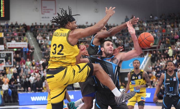 Ludwigsburg , easyCredit Basketball Bundesliga MHP Riesen Ludwigsburg vs Science City Jena , from left Keeshawn Kellman Riesen Alex Herrera Jena