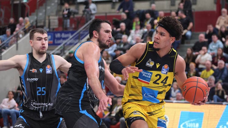 Ludwigsburg , easyCredit Basketball Bundesliga MHP Riesen Ludwigsburg vs Science City Jena , from left Lorenz Bank Jena Alex Herrera Jena Brandon Tischler Riesen