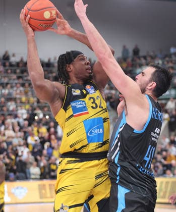 Ludwigsburg , easyCredit Basketball Bundesliga MHP Riesen Ludwigsburg vs Science City Jena , from left Keeshawn Kellman Riesen Alex Herrera Jena