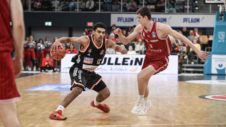 Brose Arena, Bamberg Baskets vs. Ratiopharm Ulm Germany, Bamberg, Brose Arena - 27 Dec 2025 - Basketball Bundesliga - Bamberg Baskets vs. Ratiopharm Ulm Image: (fLTR) Mark Smith (Ratiopharm Ulm) in action against Zachary Ensminger (Bamberg Baskets). Bamberg Brose Arena Bayern Germany Copyright: xPresseFotoxEvans xRyanxEvansx